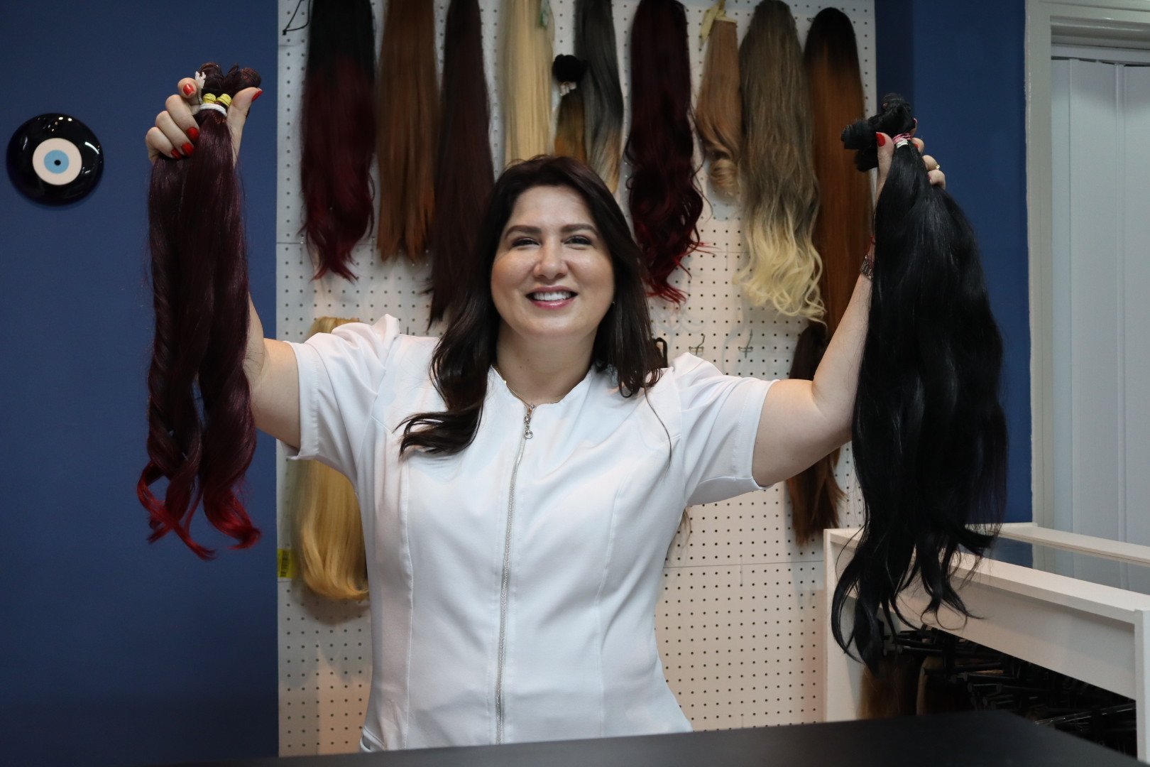 Cristina Orosa sosteniendo mechas naturales coloridas