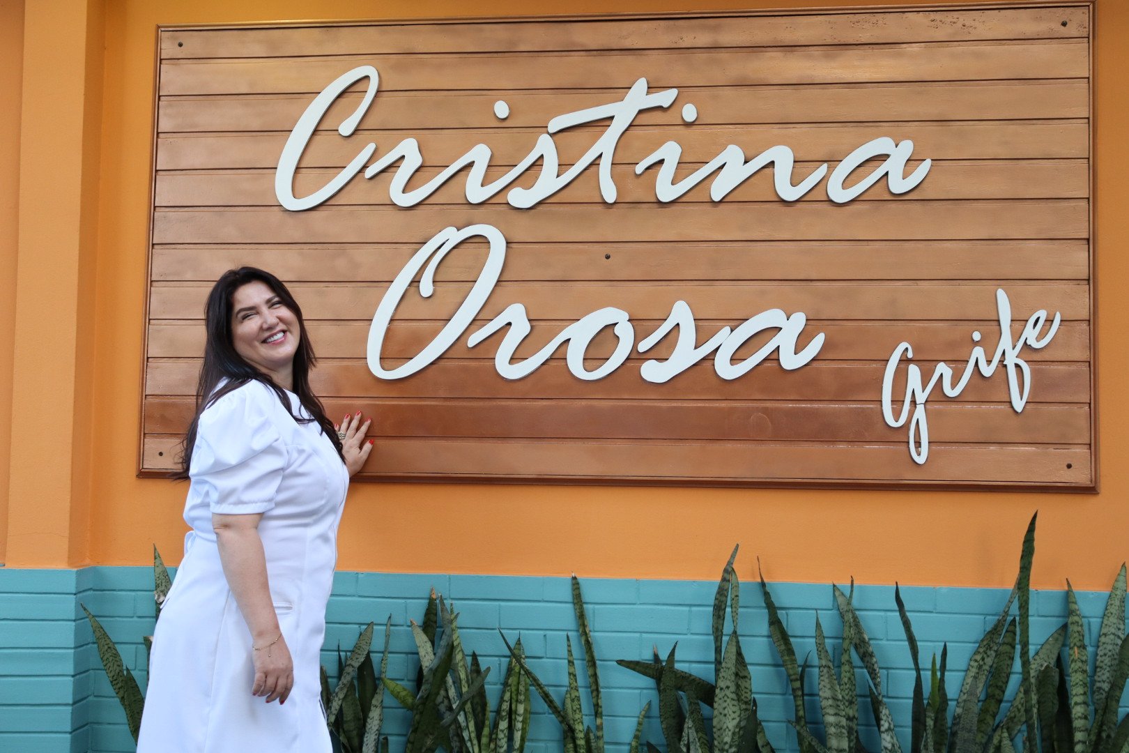 Cristina Orosa frente a la placa de la Grife Capilar
